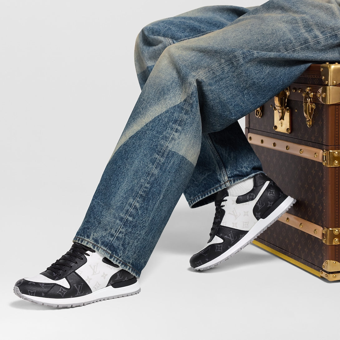 Sneaker Run Away - #1